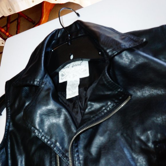 Bundle 6 for $30**Wet Seal Faux Leather Zip up Vest - Picture 4 of 7